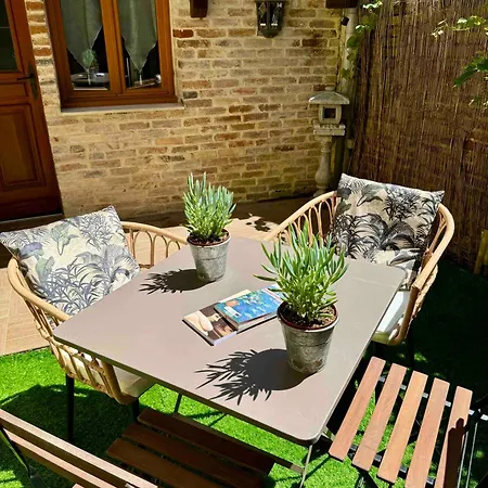 Guest house Maison En Plein Coeur De La Cite Medievale De Avec Jardin !
